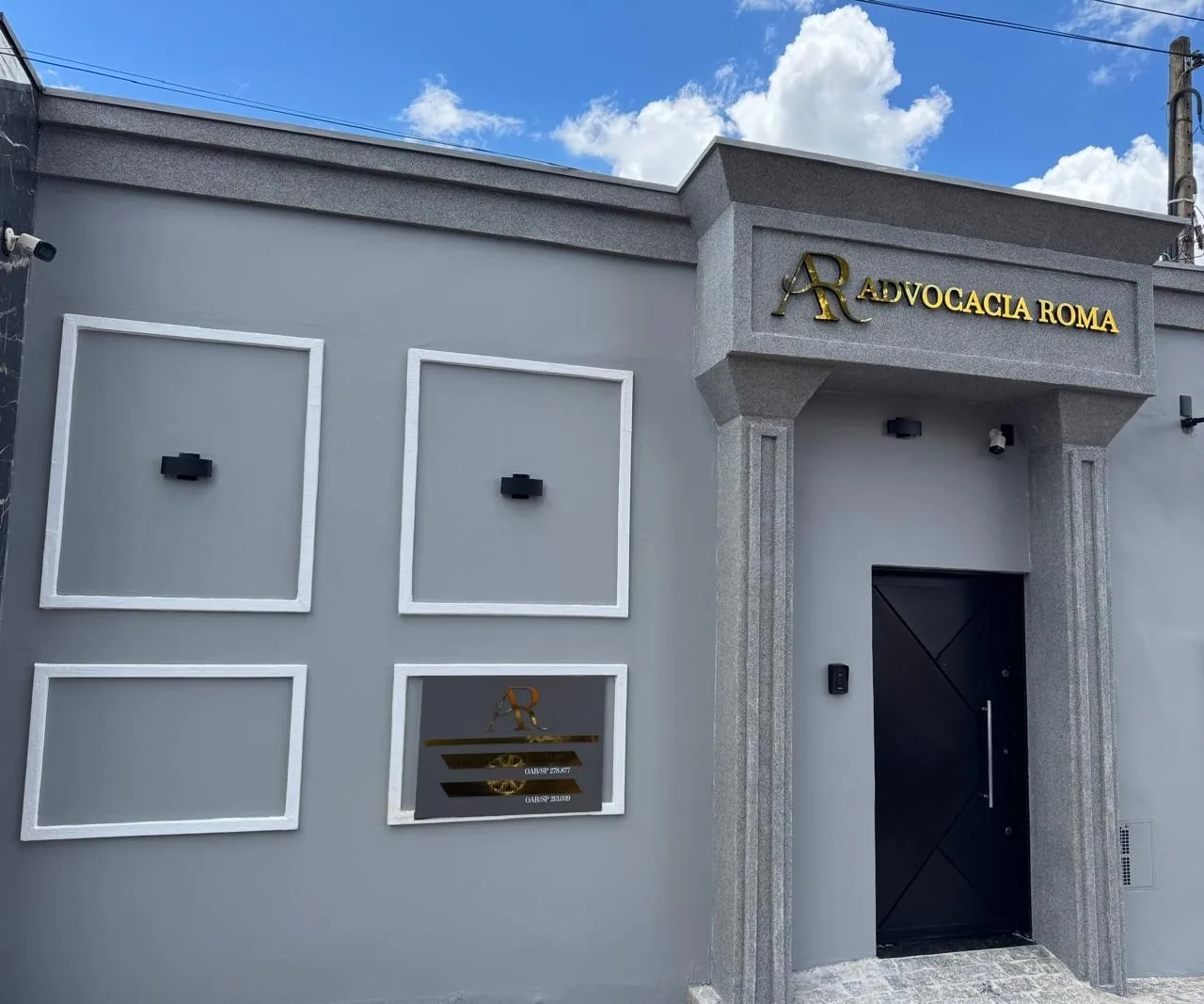 Fachada da sede da Advocacia Roma em Guariba, com o letreiro dourado sobre a entrada